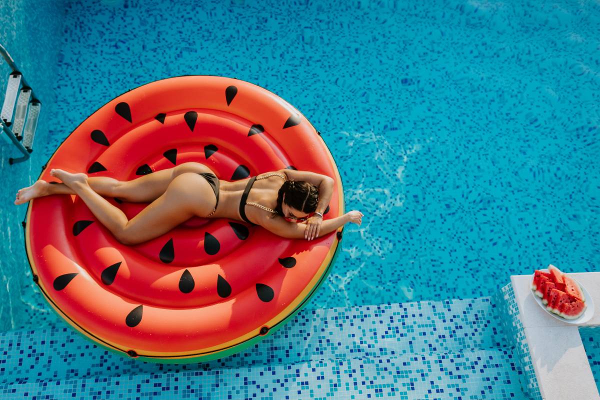 flotador mujer relajada piscina