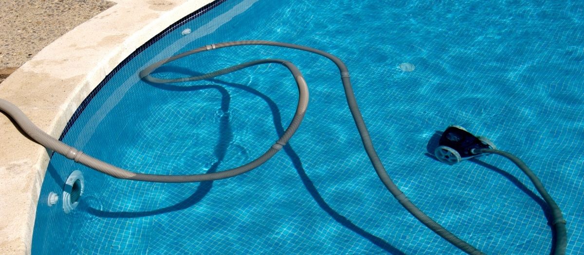 limpiafondos piscina agua transparente